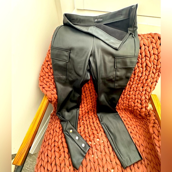 Black faux leather zip up leggings with ankle detail from Zara. - Picture 1 of 1